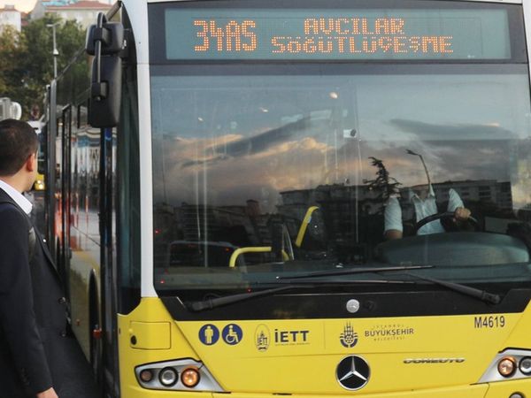 İstanbul'da Bir Metrobüste Uyardığı Kişi Gözünü Çıkarttı
