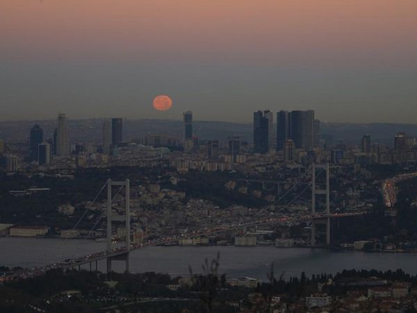 İstanbul'da eşsiz dolunay görüntüsü fotoğraflandı: İşte o anlar...