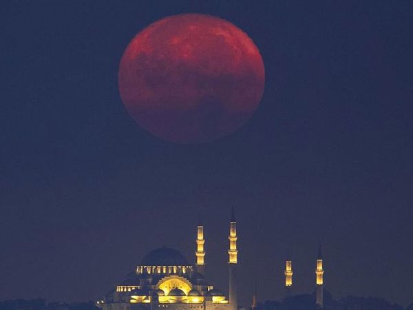 İstanbul’dan da görüldü: Gökyüzünde ‘Mavi Ay’ şöleni