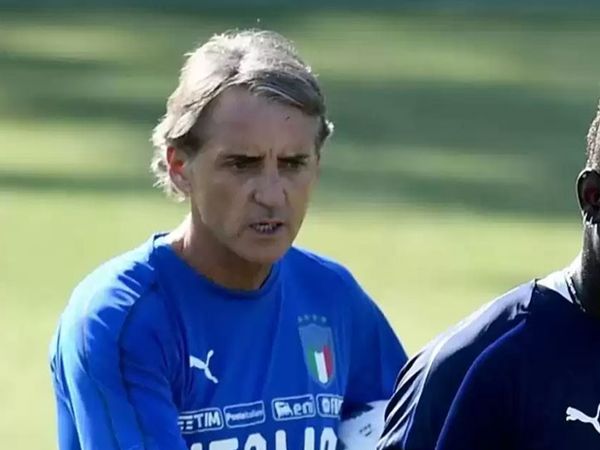 İtalya Teknik Direktörü Roberto Mancini'nin annesi Marianna Puolo'dan oğluna Adana Demirsporlu Mario Balotelli'yi oynatmaması nedeniyle eleştiri geldi!
