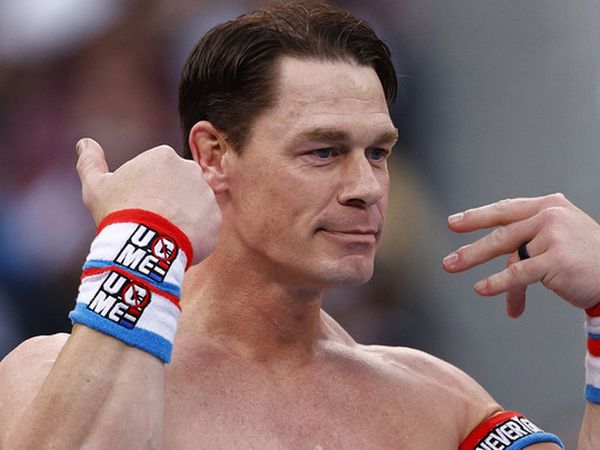John Cena sahneye çıplak çıktı: Konuşma yapacakken üstüne perde giydirildi!