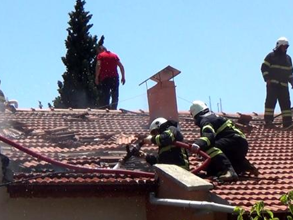 Kafasına Tencere Geçiren Adam Banyodaki Kadını Yangından Kurtardı