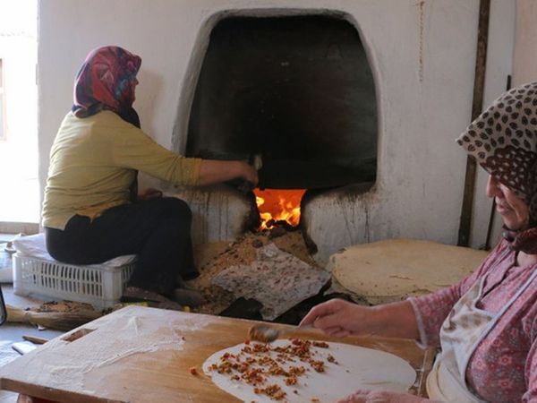 Kağıthane'de yufka açmak isteyen kadın çatıdan düştü!