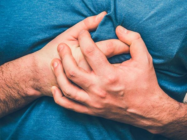 Kalp krizi geçirmeden 1 ay önce vücudunuz haber veriyor