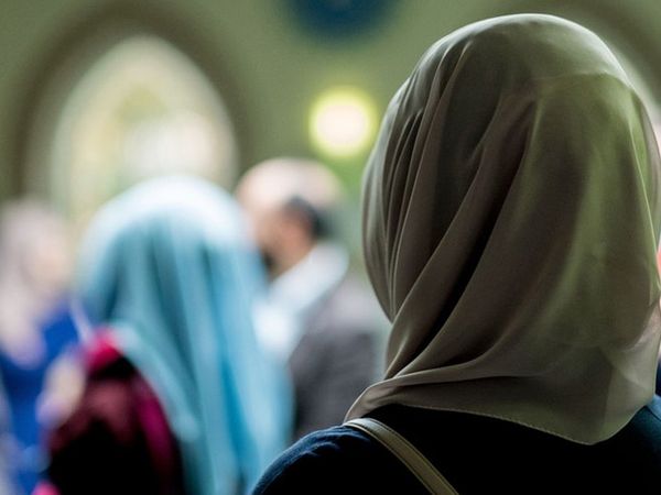 Kanada'da bir öğretmen başörtüsü taktığı gerekçesiyle öğretmenlikten alındı!