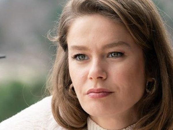 Karnını açık bıraktı: Davette hamilelik tarzıyla dikkat çekti!