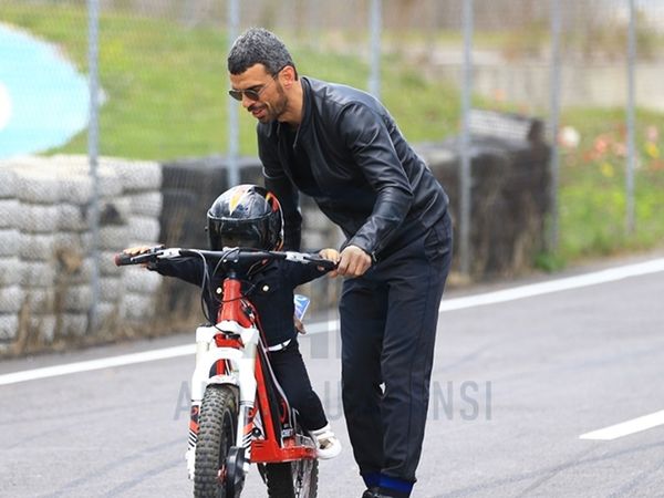 Kenan Sofuoğlu’nun yarışa hazırladığı 4 yaşındaki oğlu kaza yaptı