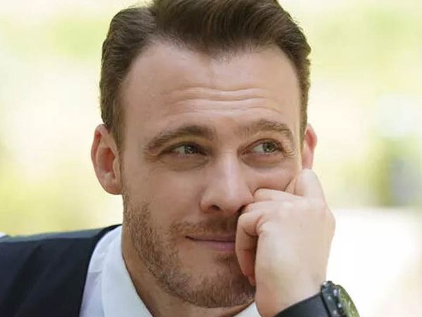 Kerem Bürsin aşk orucunu İspanya'da bozdu: Dünyaca ünlü 2 çocuklu oyuncuyla beraber!