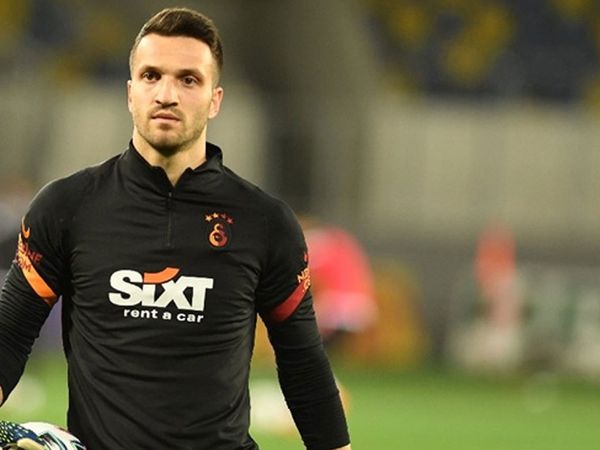Kiralık olarak gittiği Süper Lig ekibi Giresunspor'dan, Galatasaray'a geri dönen Okan Kocuk takımda yedek olacağı için transfer olmak istiyor!