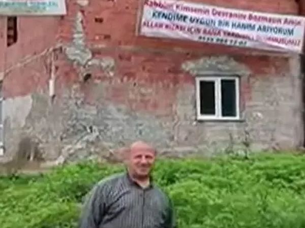 Kısmetini pankart açarak aradı! Rizeli adamın yazdığı yazıyı gören bir kere daha okuyor
