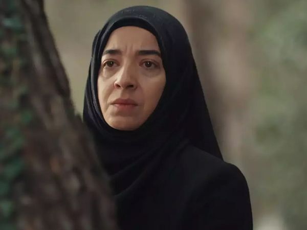 Kızıl Goncalar dizisinin Müyesser'inin gerçek hali şaşırttı: Asiye Dinçsoy başörtüsüz haliyle bambaşka biri!