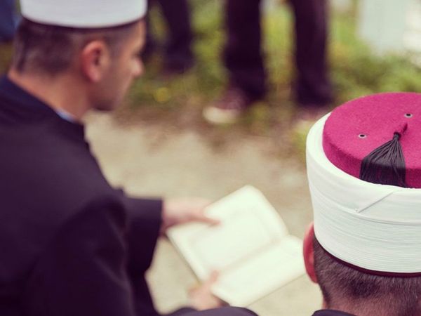 Kocaeli'de Bir Hoca Sana Eşcinsel Cin Kaçmış Diyerek Bir Gence Tacizde Bulundu
