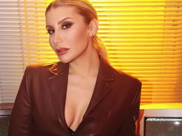 Konser yoğunluğu sebebiyle hastanelik olan İrem Derici bu kez Instagram paylaşımlarıyla olay yarattı! Önce çıplak sonra başörtülü pozunu yayınladı