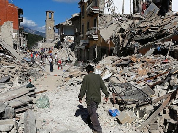 Korkutan deprem! 5.7 şiddetinde sallandılar insanlar sokağa çıktı