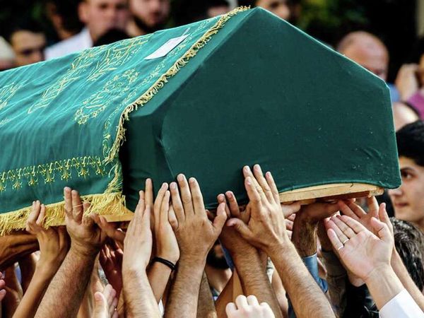 Malatya'da annesinin cenazesine son kez bakmak isteyen adam tabutu açınca gördüklerine inanamadı!