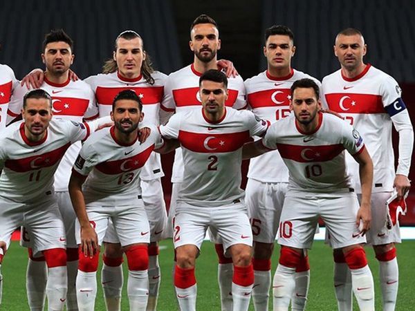 Manchester United A Milli Takım'ın yıldızı Hakan Çalhanoğlu'nu transfer etmek istiyor!