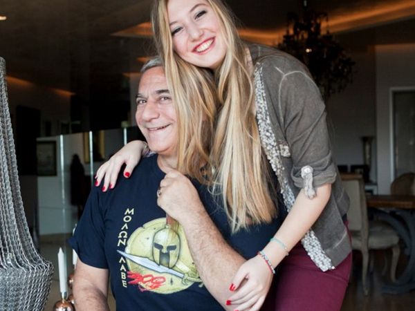 Mehmet Ali Erbil'in kızı Yasmin Erbil ile eski Survivor yarışmacısı sevgilisi Yiğit Poyraz'ın havuzda aşk dolu dakikaları