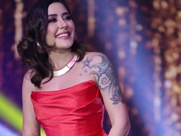 Melek Mosso'dan beklenmedik hareket! Konserde bir anda saçlarını kesmeye başladı