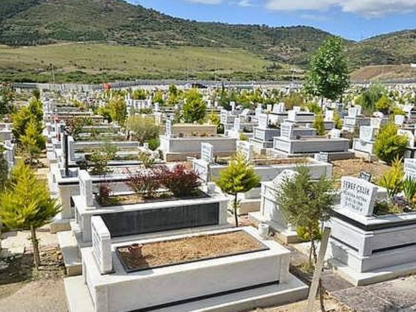 Mezara neden su dökülür, ölüye faydası var mıdır?