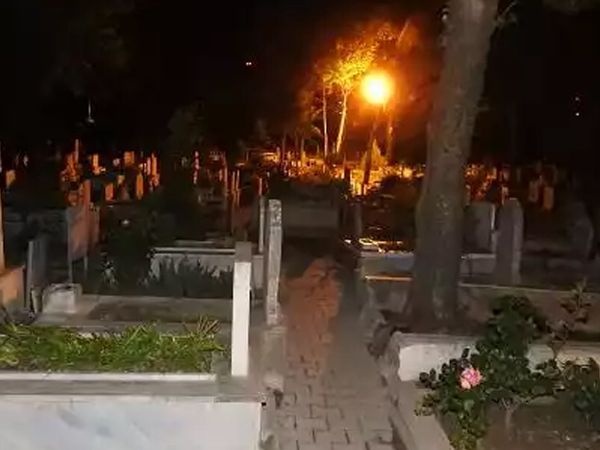 Mezarlıkta tüyler ürperten olay! Doğum sırasında ölen kadının ruhu bebeğinin mezarını ziyaret ediyor o anlar kameralara anbean yansıdı