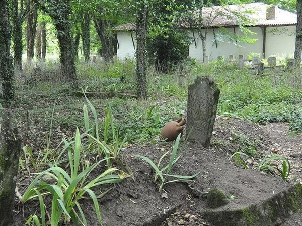 Mezarlıktaki 50 yıllık gizem görenleri hayrete düşürüyor
