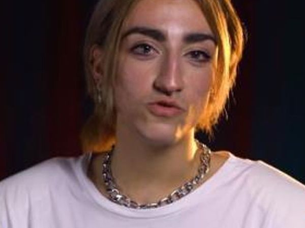 Mika Raun bir kadını göğüsünden öptü bu anlar büyük yankı uyandırdı! Popüler olacağım derken rezil oldu