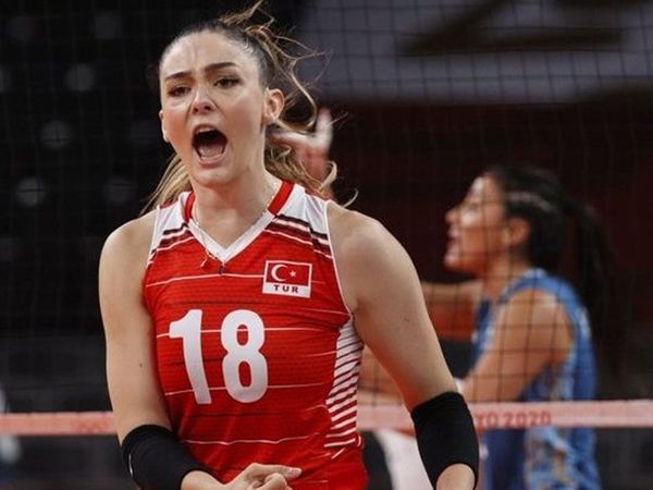 Milli voleybolcu Zehra Güneş ödül töreninde giydiği kıyafetle ağızları açık bıraktı