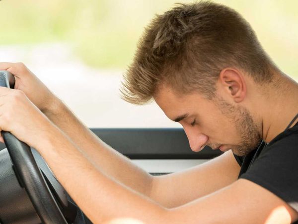 Motordan ses geliyor diye kenara çekti... kaputu açtığında şok olup bayıldı!