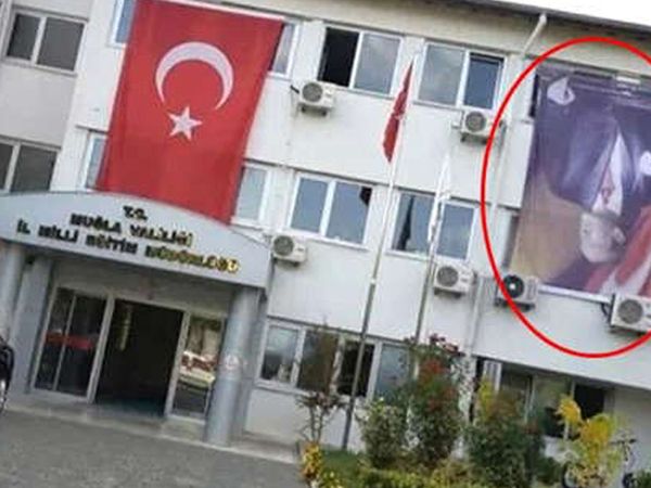 Muğla'da tepki çeken görüntüler! Atatürk posteri ters asıldı vatandaş ayağa kalktı
