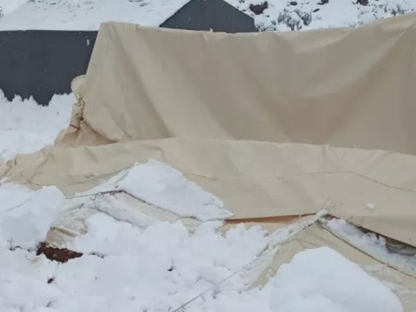 Kar Ve Kış Sıcak Bir Eviniz Varsa Güzel! Mülteci Kampları Zorlu Günler Geçiriyor: Çadırları Yıkıldı
