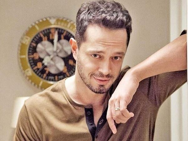 Murat Boz'dan karın kası şovu! Üstsüz poz veren ünlü şarkıcı genç kızların gözlerini kamaştırdı