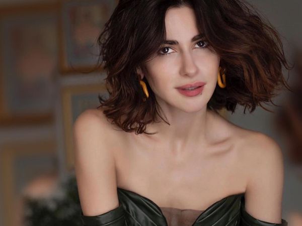Nesrin Cavadzade'den kasığına kadar transparanlı elbisesiyle iddialı pozlar: Yorum yağdı!