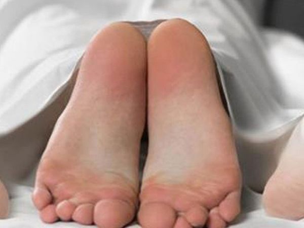 Önce cenaze arabasını kaçırdı sonra ölü adamla ilişkiye girdi