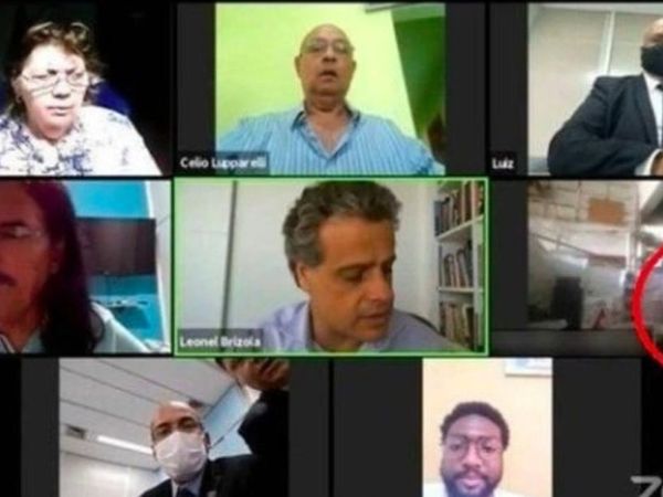 Online toplantının sonu kötü bitti: Kamerayı kapatmayı unutan çift 45 dakika canlı yayınca cinsel ilişkiye girdi