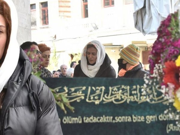 Özge Borak'ın acı günü! Babaannesinin ölümüyle sarsılan ünlü oyuncu cenazede gözyaşlarını tutamadı