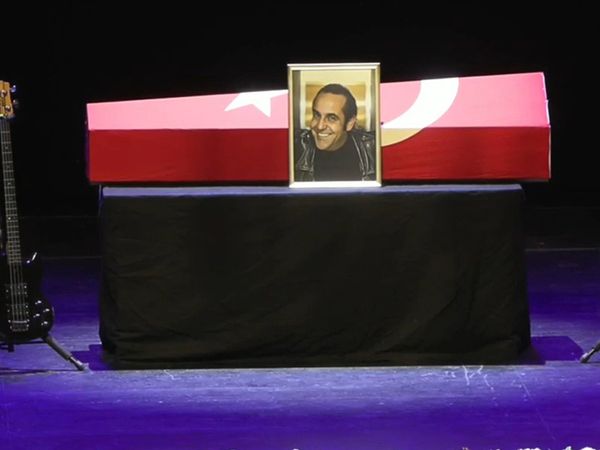 Özkan Uğur'un cenaze töreni başladı! Sanat camiasından ünlü isimler AKM'ye akın etti