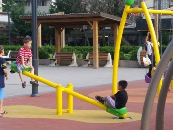 Parkta öpüşen iki erkek videosu sosyal medyayı salladı! Daha neler göreceğiz dedikçe iğrençleşiyor...