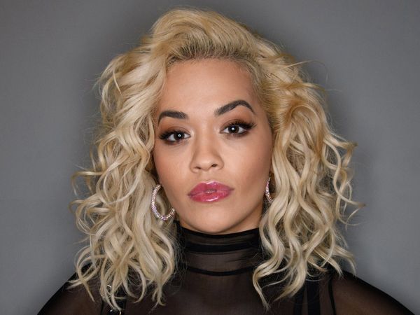 Rita Ora transparan elbisesiyle alışveriş yaptı