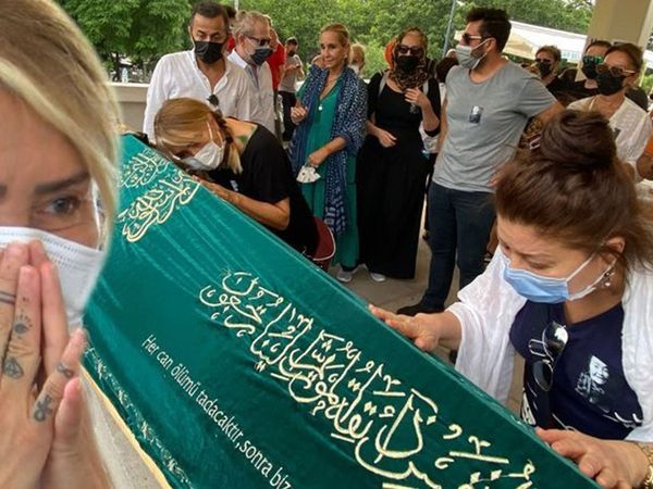 Şarkıcı Yonca Evcimik'in Annesi Son Yolculuğuna Uğurlandı!