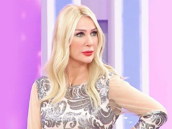 Seda Sayan'dan ilk gelin gezmesi! Ünlü şarkıcı kaynanasının elini öpmeye gitti paylaştığı fotoğraflar sosyal medyada alay konusu oldu