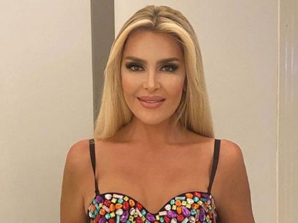 Selin Ciğerci paylaşımlarına hız kesmeden devam ediyor: Mini şortuyla kamera karşısına geçti takipçileri beğeni yağmuruna tuttu
