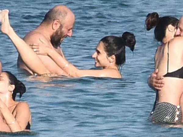 Serkan Keskin ve Meriç Aral tatilde aşka geldi! İkili denizin ortasında kimseyi umursamadan yakınlaştı o anlar Bebek Sahili rezaletini akıllara getirdi