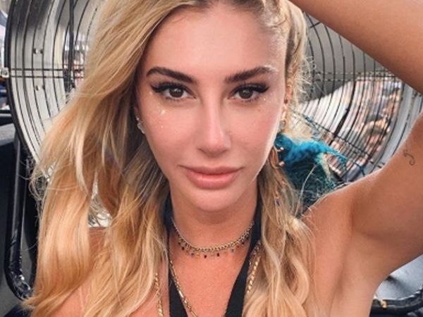 Şeyma Subaşı Bodrum Yanarken Teknede Fotoğraf Çektirmesi Sosyal Medyadan Tepki Çekti