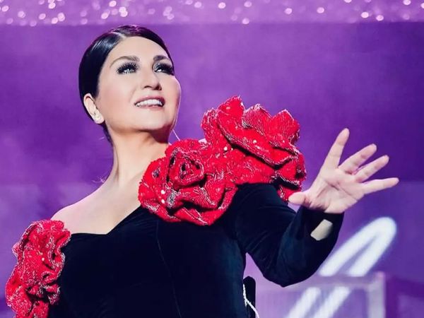 Sibel Can'a iş insanı hayranından dudak uçuklatan jest: Servet değerindeki hediyeyi sahnede taktı!