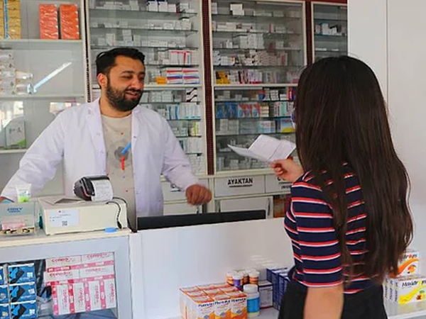 Şiir Mısralarından Etkilenen Eczacı Ücretsiz Aşı Yapıyor