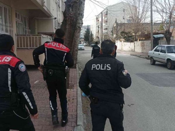 Skandal olay! Çöp kutusunun yanında sevişmeye başladılar o çifte polisten meydan dayağı geldi 'Oh be sonunda'