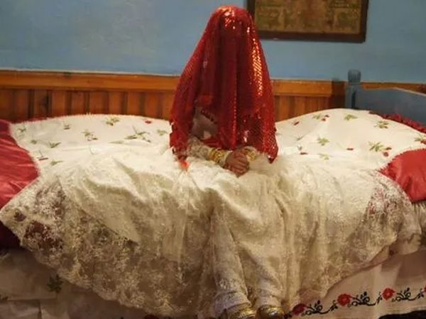 Skandal olay! Gelin 12 yaşında damat ise 70! Erkek kardeşinin düğünü olduğunu sanan kız kendisini nikah masasında buldu