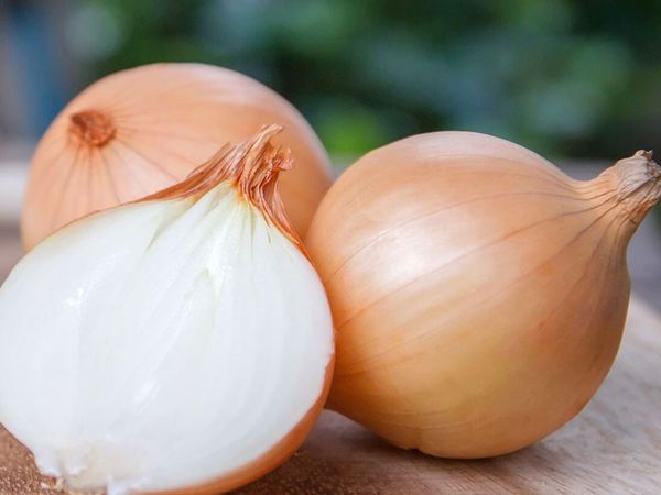 Soğana karanfil batırmak ne işe yarar? Soğana karanfil batırıp başucunuzda bekletmek o hastalığın doğal ilacı
