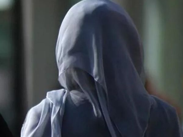 Sosyal medya bu görüntüleri konuşuyor: Müslüman kız öğrencilere penis dedirtmeye çalışan öğretmene tepkiler çığ gibi büyüyor