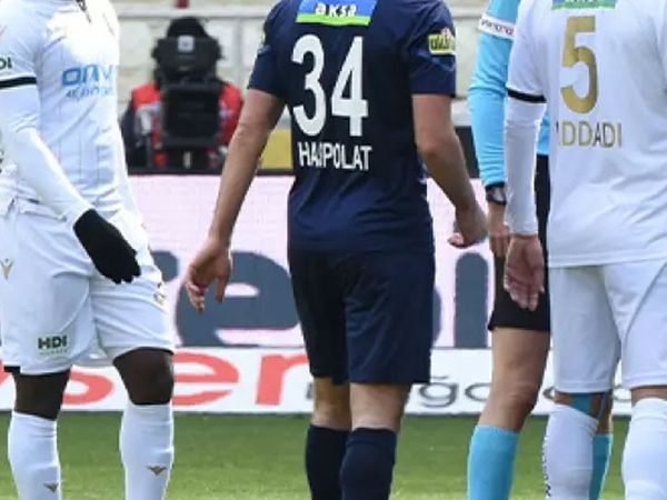 Süper Lig ekiplerinden Yeni Malatyaspor'da Sadık Çiftpınar, taraftarın protestosu nedeniyle oyundan çıkmak istedi!
